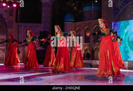 Tänzerinnen, die traditionelle Tänze für Delegierte der internationalen Konferenz bei einem Galadiner in Taschkent, Usbekistan, vorführen Stockfoto