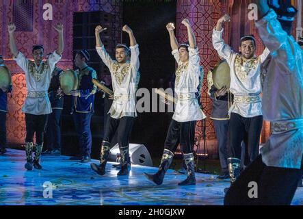 Machen Sie Tänzer, die traditionelle Tänze für Delegierte der internationalen Konferenz bei einem Galadiner, Taschkent, Usbekistan, vorführen Stockfoto