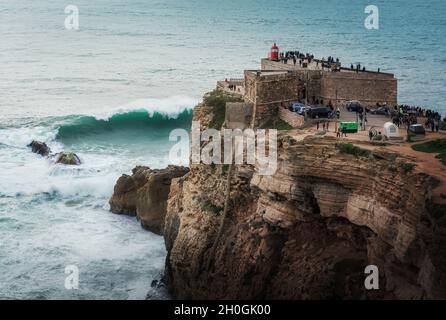 Große Wellen von Nazare bei Fort von Sao Miguel Arcanjo Lightsouse - Nazare, Portugal Stockfoto