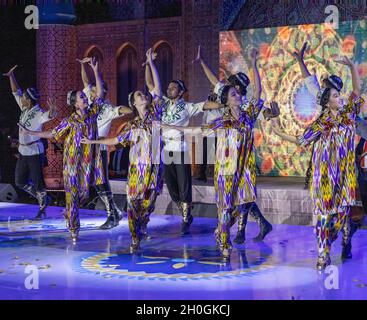 Tänzer, die traditionelle Tänze für Delegierte der internationalen Konferenz bei einem Galadiner, Taschkent, Usbekistan, vorführen Stockfoto