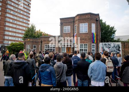London, Großbritannien. Oktober 2021. Besucher der lokalen Gemeinde und der asiatischen LGBTQ-Gemeinde wurden an der Mahnwache teilnahmen.Eine Mahnwache wurde von der örtlichen Gemeinde Tower Hamlets zum Gedenken an Ranjith Kankanamalage abgehalten, der im August in East London von einem homophoben Mörder getötet wurde. Die Met-Polizei stellte sich bei der Mahnwache vor und verteilte Flugblätter, um die Öffentlichkeit zu bitten, sich zu melden, wenn sie irgendwelche Informationen über den Vorfall haben. Kredit: SOPA Images Limited/Alamy Live Nachrichten Stockfoto