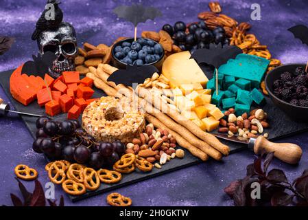 Käseplatte mit Trauben. Halloween-Essen. Stockfoto