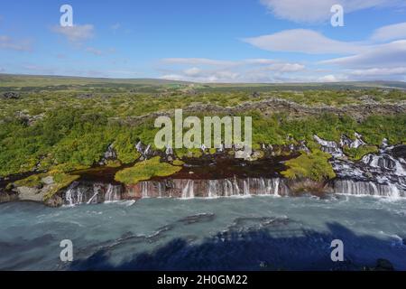 Borgarfjordur Region, Island: Die Hraunfossar Wasserfälle, die sich aus Bächen bilden, die aus dem Hallmundarhraun strömen, einem Lavafeld, das durch einen Ausbruch gebildet wurde Stockfoto