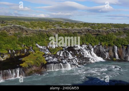 Borgarfjordur Region, Island: Die Hraunfossar Wasserfälle, die sich aus Bächen bilden, die aus dem Hallmundarhraun strömen, einem Lavafeld, das durch einen Ausbruch gebildet wurde Stockfoto