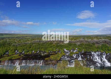 Borgarfjordur Region, Island: Die Hraunfossar Wasserfälle, die sich aus Bächen bilden, die aus dem Hallmundarhraun strömen, einem Lavafeld, das durch einen Ausbruch gebildet wurde Stockfoto
