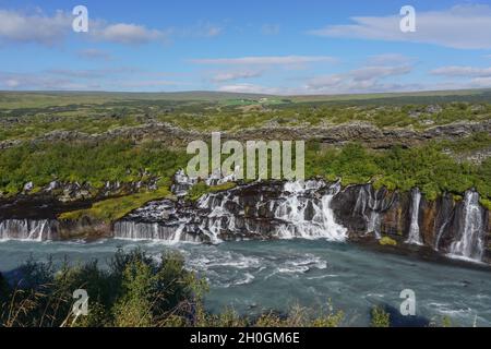 Borgarfjordur Region, Island: Die Hraunfossar Wasserfälle, die sich aus Bächen bilden, die aus dem Hallmundarhraun strömen, einem Lavafeld, das durch einen Ausbruch gebildet wurde Stockfoto