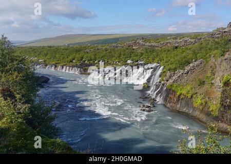 Borgarfjordur Region, Island: Die Hraunfossar Wasserfälle, die sich aus Bächen bilden, die aus dem Hallmundarhraun strömen, einem Lavafeld, das durch einen Ausbruch gebildet wurde Stockfoto
