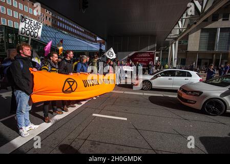 Während des Klimaproteste blockieren Demonstranten die Straße Prins Clauslaan nach Den Haag.der Extinction Rebellion (er) veranstaltete einen großen Klimaprotest in Den Haag, an dem schätzungsweise 200 bis 300 Klimaaktivisten beteiligt waren. ER plant, für die nächsten sieben Tage Demonstrationen zu inszenieren, einige bereits angekündigt und andere nicht; einschließlich der Blockierung der Kreuzung zwischen dem temporären Repräsentantenhaus und dem Ministerium für Wirtschaft und Klima. Die Aktion steht eine Woche vor einer großen UN-Klimakonferenz, dem COP26-Gipfel in Glasgow, Schottland, zwischen dem 31. Oktober und dem 12. November 2021, im Rahmen des p Stockfoto