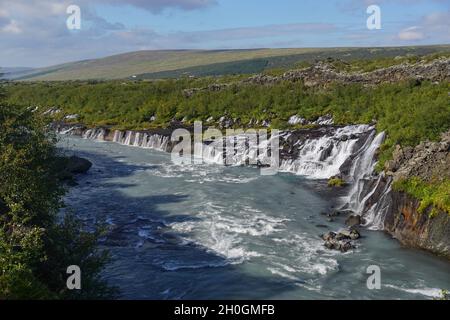 Borgarfjordur Region, Island: Die Hraunfossar Wasserfälle, die sich aus Bächen bilden, die aus dem Hallmundarhraun strömen, einem Lavafeld, das durch einen Ausbruch gebildet wurde Stockfoto