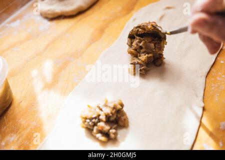 Frauenhände machen Empanadas. Ethnische Küche. Stockfoto