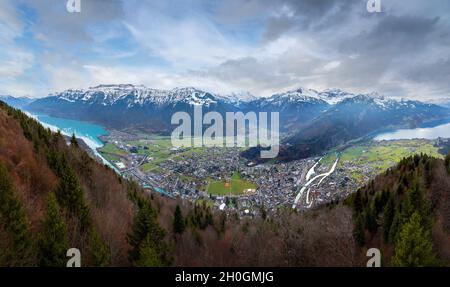 Panorama-Luftaufnahme von Interlaken und Unterseen zwischen den Seen Thun und Brienz mit Berner Alpen im Hintergrund - Interlaken, Schweiz Stockfoto