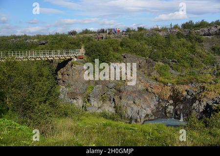 Borgarfjordur Region, Island: Fußgängerbrücke zwischen den Hraunfossar Wasserfällen und Barnafoss, einem Wasserfall auf dem Fluss Hvíta. Stockfoto