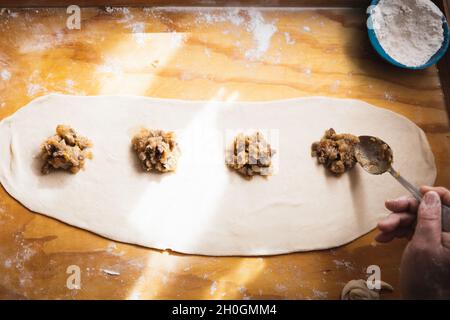 Frauenhände machen Empanadas. Ethnische Küche. Stockfoto