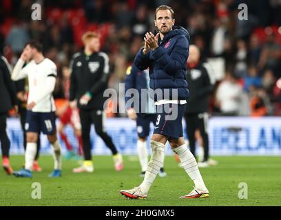 London, England, 12. Oktober 2021. Harry Kane aus England applaudiert der Menge nach dem Spiel der FIFA-Weltmeisterschaft im Wembley Stadium, London. Bildnachweis sollte lauten: David Klein / Sportimage Stockfoto