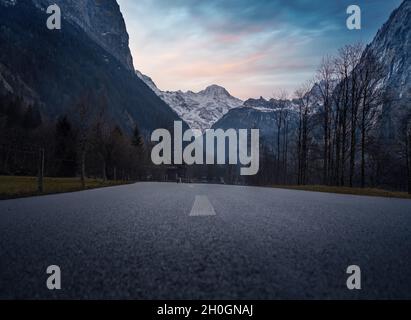 Straße Blick in die Berner Alpen bei Sonnenuntergang - Lauterbrunnen, Schweiz Stockfoto