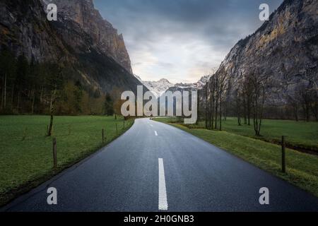 Blick auf die Straße, die direkt in die Berner Alpen führt - Lauterbrunnen, Schweiz Stockfoto