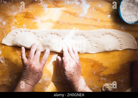 Frauenhände machen Empanadas. Ethnische Küche. Stockfoto