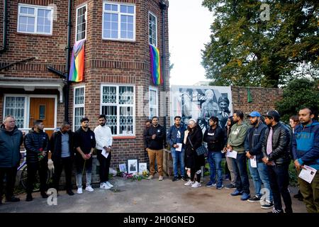 London, Großbritannien. Oktober 2021. Besucher der lokalen Gemeinde und der asiatischen LGBTQ-Gemeinde wurden an der Mahnwache teilnahmen.Eine Mahnwache wurde von der örtlichen Gemeinde Tower Hamlets zum Gedenken an Ranjith Kankanamalage abgehalten, der im August in East London von einem homophoben Mörder getötet wurde. Die Met-Polizei stellte sich bei der Mahnwache vor und verteilte Flugblätter, um die Öffentlichkeit zu bitten, sich zu melden, wenn sie irgendwelche Informationen über den Vorfall haben. (Foto von Hesther Ng/SOPA Images/Sipa USA) Quelle: SIPA USA/Alamy Live News Stockfoto