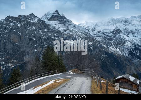 Straße in Murren mit Jungfrau Berg im Hintergrund - Silberhorn und Schwarz Monch Teile - Murren, Schweiz Stockfoto