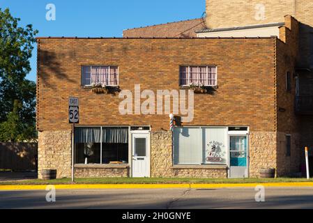 Amboy, Illinois - Vereinigte Staaten - 28. September 2021: Innenstadtgeschäfte an einem wunderschönen Herbstmorgen. Stockfoto