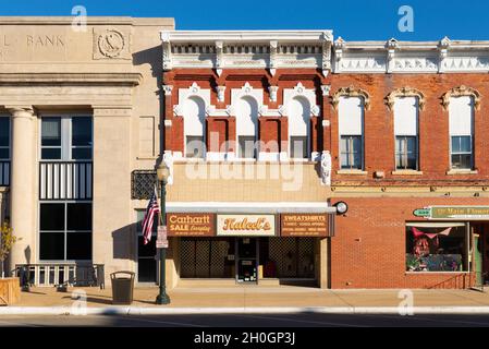 Amboy, Illinois - Vereinigte Staaten - 28. September 2021: Innenstadtgeschäfte an einem wunderschönen Herbstmorgen. Stockfoto