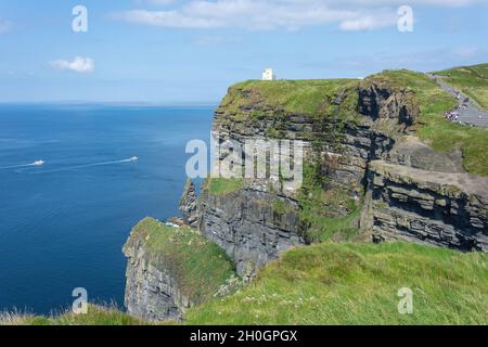 O'Brian's Tower, Cliffs of Moher (Aillte an Mhothair), Lahinch, County Clare, Republik Irland Stockfoto