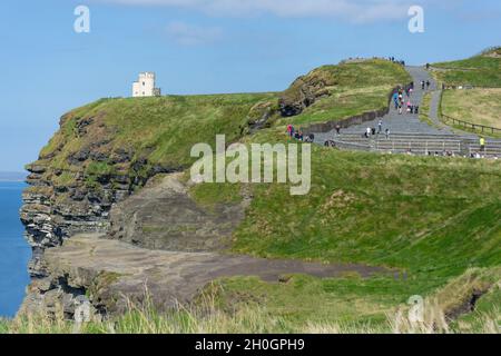 O'Brian's Tower, Cliffs of Moher (Aillte an Mhothair), Lahinch, County Clare, Republik Irland Stockfoto