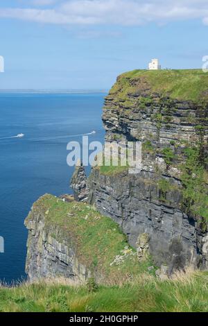 O'Brian's Tower, Cliffs of Moher (Aillte an Mhothair), Lahinch, County Clare, Republik Irland Stockfoto