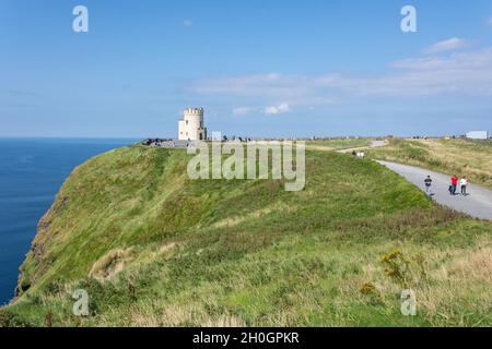 O'Brian's Tower, Cliffs of Moher (Aillte an Mhothair), Lahinch, County Clare, Republik Irland Stockfoto