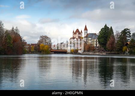 Skyline von Thun mit Schloss Thun, Stadtkirche Thun und Aare - Thun, Schweiz Stockfoto