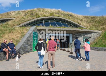 Eingang zum unterirdischen Besucherzentrum, Cliffs of Moher (Aillte an Mhothair), Lahinch, County Clare, Republik Irland Stockfoto