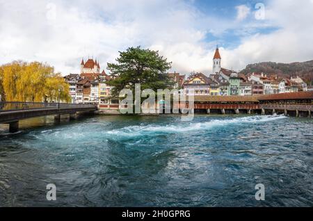 Panoramablick auf die Skyline von Thun und Aare mit Schloss Thun und Stadtkirche Thun im Hintergrund - Thun, Schweiz Stockfoto