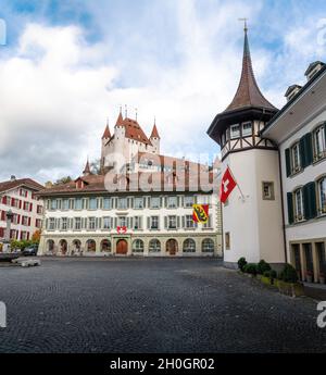 Rathausplatz (Rathausplatz) mit Schloss Thun (Schlossberg Thun) im Hintergrund - Thun, Schweiz Stockfoto