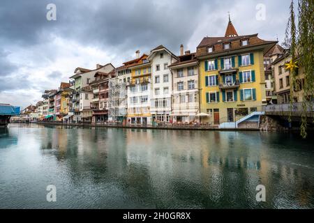 Bunte Gebäude und Aare River - Thun, Schweiz Stockfoto