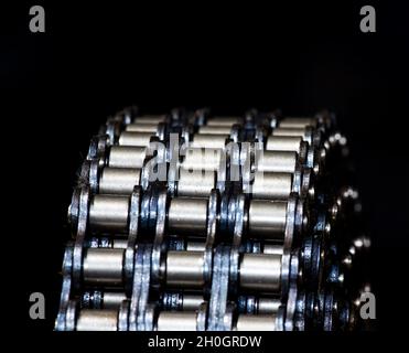 Nahaufnahme von Industrieketten auf schwarzem Hintergrund isoliert Stockfoto