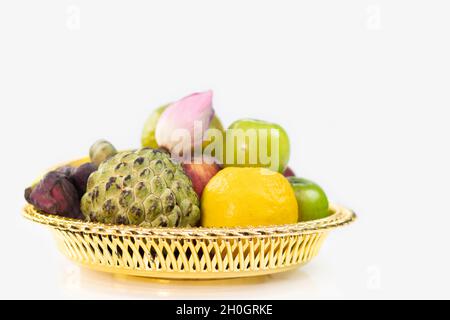 Golden Tray Pooja Ki Thali mit Früchten wie Sev, Santara, Ber, Custard Apple sharepha. Thema Für Diwali, Navratri, Dussehra Puja, Deepawali, Karva Stockfoto