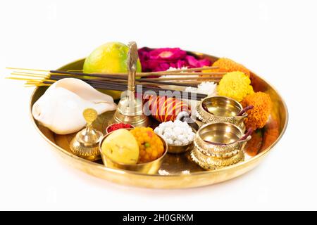 Dekoriert Golden Pooja Ki Thali Dekoriert Mit Mithai, Diya, Tief, Blumen, Genda Pool, Shankh, Roli, Kumkum, Agarbatti, Ghanti, Raksha, Moli. Thema Stockfoto