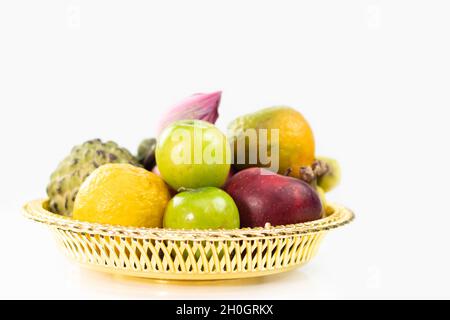 Golden Tray Pooja Ki Thali mit Früchten wie Sev, Santara, Ber, Custard Apple sharepha. Thema Für Diwali, Navratri, Dussehra Puja, Deepawali, Karva Stockfoto