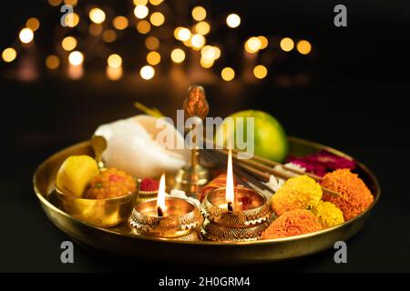 Golden Brass Pooja Ki Thali Mit Obst, Ringelblume, Ghanti, Diya, Tief, Dia, Shankh, Phool, Peda, Laddu, Laddoo Und Agarbatti. Verwendet In Navratri, Dussehr Stockfoto