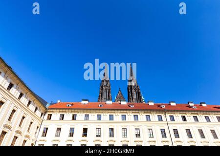 Königspalast mit den Türmen des Veitskathedrals in der Ferne, Prag, Tschechien. Stockfoto