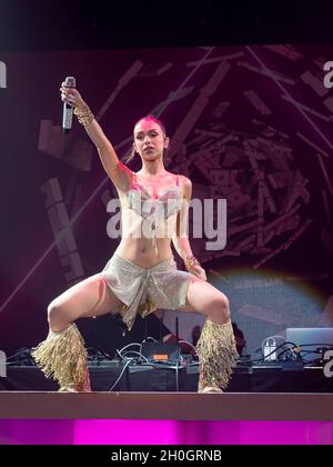 Zaragoza, Spanien. oktober 2021. Die facettenreiche Künstlerin Bad Gyal bietet vor Tausenden von Menschen eine Performance voller Wärme und Sinnlichkeit. Juan Antonio Perez/Alamy Live News Stockfoto