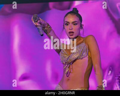 Zaragoza, Spanien. oktober 2021. Die facettenreiche Künstlerin Bad Gyal bietet vor Tausenden von Menschen eine Performance voller Wärme und Sinnlichkeit. Juan Antonio Perez/Alamy Live News Stockfoto