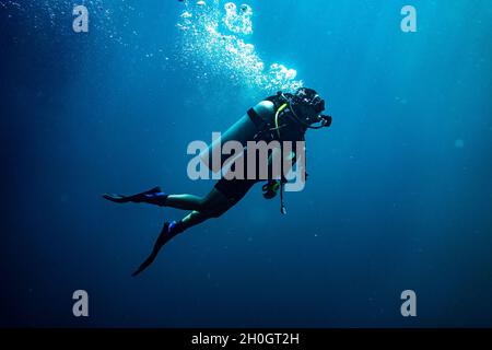 Frau, die im tiefblauen Meer tauchen kann Stockfoto