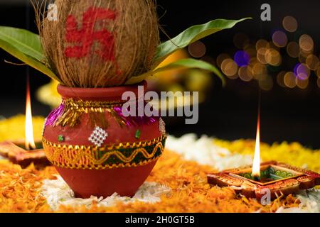 Sharp Straight Flames Illuminating From Clay Diya Deep Dia Platziert Auf Ringelblume Blume Rangoli Mit Kalash Auf Der Seite. Navratri Pooja, Dussehra Puja, N Stockfoto