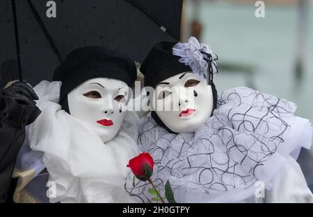 VENEDIG - 1. MÄRZ: Zwei undefinierte Personen tragen venezianische Kostüme und besuchen den Karneval von Venedig auf dem Markusplatz, 2014 in Venedig, Italien Stockfoto