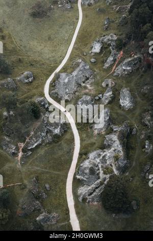 Luftlandschaft einer kurvigen Autobahn durch die Hochlandwälder Stockfoto