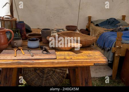 Eine Nachbildung eines wikingerzeltes mit Tierpelz und einem Tisch mit Haushaltsgegenständen in einem Nachstellungstruppe Dorfanlass Stockfoto