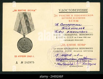 2. Weltkrieg, Erobung von Wien , Ausweis für die Einnahme der Stadt durch die sowjetische Armee am 13. April 1945 , Zertifikat über die Teilnahme am historischen Sturm zur Einnahme von Wien ..... wird auf dem wohl des Präsidiums des Obersten Sowjets der UdSSR vom 9. Juni 1945 mit der Medaille ' für die Auszeichnung Wiens ' ausgezeichnet. Die Medaille wurde im Namen des Präsidiums des Obersten Sowjets der UdSSR am 19. April 1948 überreicht , Rechte werden nicht vertreten . / Europa, Deutschland, Sowjetunion, 2. Weltkrieg, Schlacht von Wien, Dokument zur Befreiung Wiens, durch den Sowjet A Stockfoto
