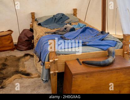 Eine Nachbildung eines wikingerzeltes mit Tierpelz, Kleidung und einem Horn in einer Nachstellung Truppe Dorf fair Stockfoto