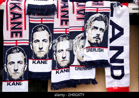 Spielmemorabilien zum Verkauf auf Wembley, weit vor dem WM-Qualifikationsspiel im Wembley Stadium, London. Bilddatum: Dienstag, 12. Oktober 2021. Stockfoto